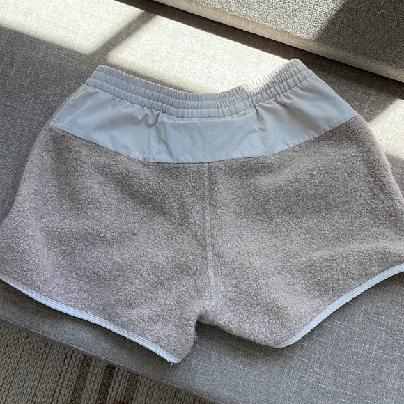 Outdoor voices mega fleece shorts beige small - Picture 3 of 5